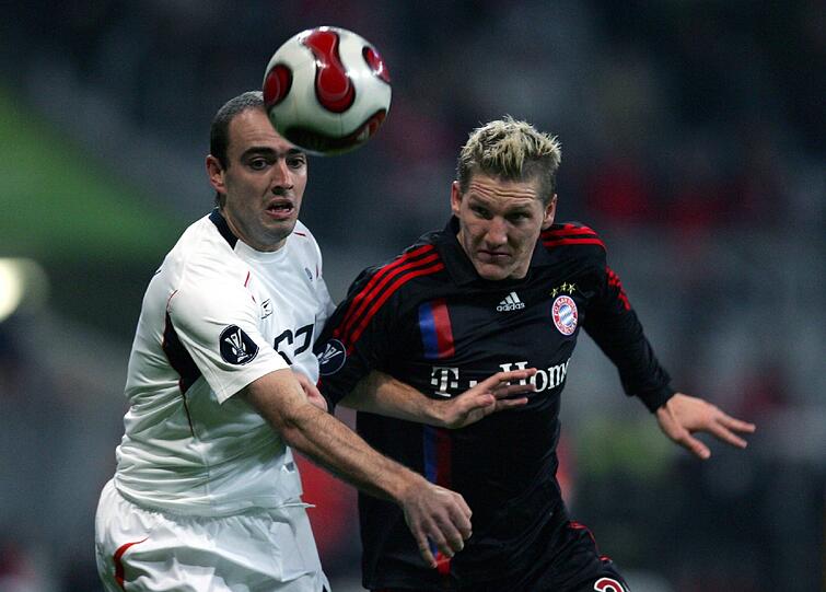 SAISON 2007/2008: "Fußball ist keine Mathematik." Diese Aussage von Bayern-Boss Karl-Heinz Rummenigge dürfte noch jedem Bayern-Fan im Ohr klingeln beim Gedanken an das Spiel gegen die Bolton Wanderers. Trainer Ottmar Hitzfeld schonte einige seiner Stars, was zu einem 2:2-Remis gegen die Engländer führte. Danach folgte Rummenigges Kritik am ehemaligen Mathelehrer Hitzfeld.
