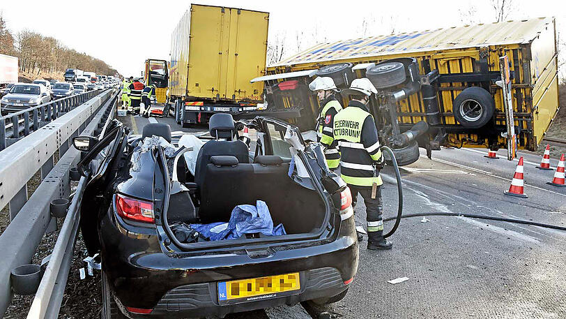 Schwerer Lkw-Unfall auf der A99. Die Bilder von der Unfallstelle.
