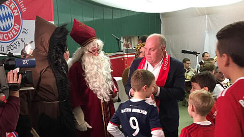 Wenn Uli Hoeneß kommt ist immer was los: Der Bayen-Präsident besucht einen FC Bayern Fanklub in Kersbach.