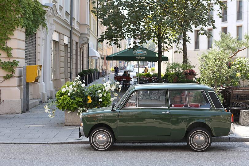 Eines muss man diesem Auto lassen: Es passt perfekt hierhin!