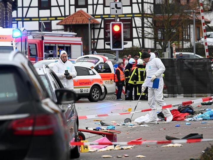 Einsatzkräfte nehmen an der Unfallstelle in Volkmarsen Spuren auf. Während des Rosenmontagsumzugs war ein Auto in eine Menschenmenge gefahren. Dutzende wurden verletzt.