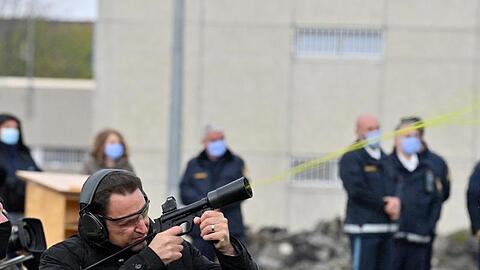 Georg Eisenreich (CSU), Staatsminister der Justiz, schießt mit einer Spezialwaffe eine Drohne ab.