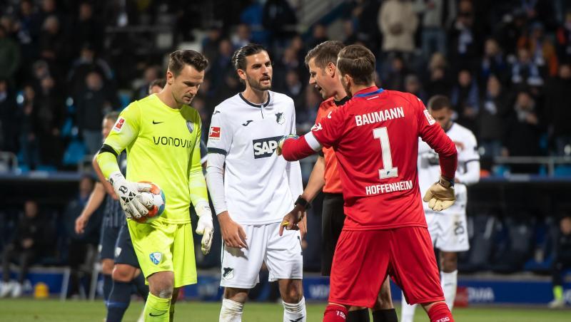 Bochums Torwart Manuel Riemann (l) trat gegen Hoffenheim zum Elfmeter an - und verschoss.