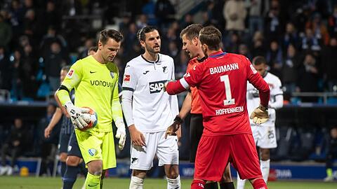 Bochums Torwart Manuel Riemann (l) trat gegen Hoffenheim zum Elfmeter an - und verschoss.