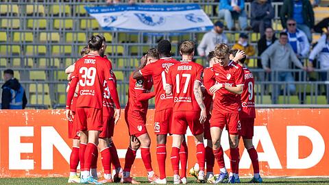 Türkgücü München gewinnt gegen Tabellenführer Magdeburg mit 2:1.