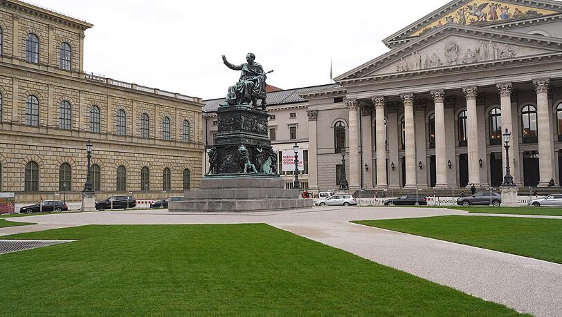 Die Kiesel um das Max-Joseph-Denkmal sind Geschichte. Der Platz um das Denkmal soll begehbar werden. Die Kiesel um das Max-Joseph-Denkmal sind Geschichte. Der Platz um das Denkmal soll begehbar werden.
