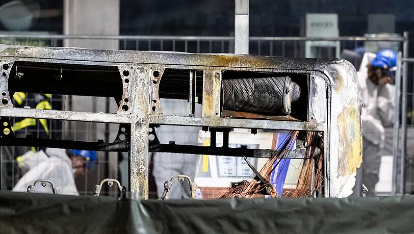 Der Bus brannte komplett aus.