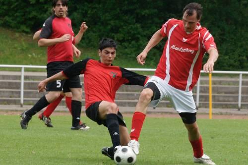 Spannender Kampf: Beim AZ-Freizeitkicker-Turnierspiel zwischen den Afghan Lions und der AZ Torfabrik wurde mit großem Einsatz gekämpft.