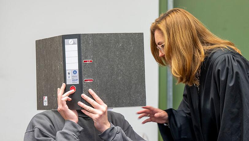 Der Angeklagte mit seiner Anw&auml;ltin Birgit Schwerdt.