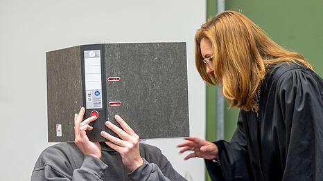 Der Angeklagte mit seiner Anw&auml;ltin Birgit Schwerdt.