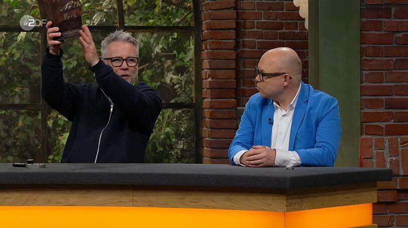 Beate und Elke hatten im Händlerraum nicht mit einem Bieteransturm gerechnet. Doch der lederne Zeitzeuge entfachte durchaus Interesse: Jan Čížek konnte ihn sich etwa bestens als Behälter für Schuhputzzeug vorstellen. Beate und Elke hatten im Händlerraum nicht mit einem Bieteransturm gerechnet. Doch der lederne Zeitzeuge entfachte durchaus Interesse: Jan Čížek konnte ihn sich etwa bestens als Behälter für Schuhputzzeug vorstellen.