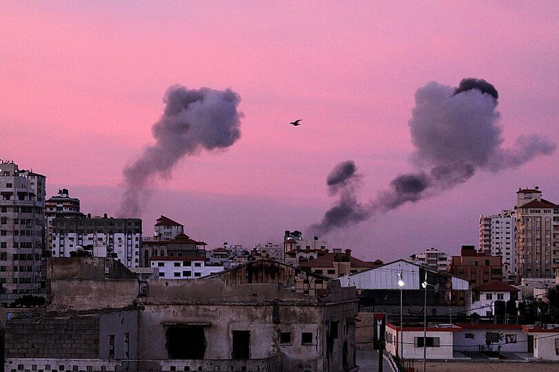 Jede dieser Rauchwolken steht für eine Bombe, die Israel am Morgen über dem Gaza-Streifen abgeworfen hat.