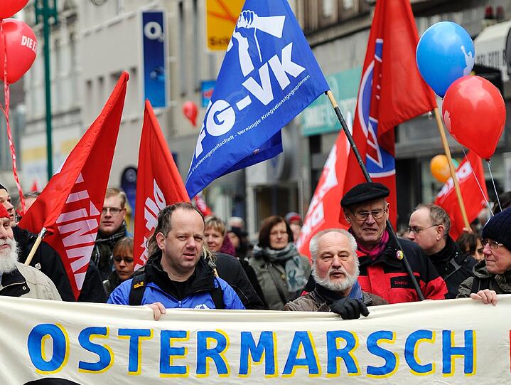 In Duisburg startete die
erste Etappe des dreitägigen Ostermarsch Ruhr zur gemeinsamen
Kundgebung mit dem Ostermarsch Rheinland.