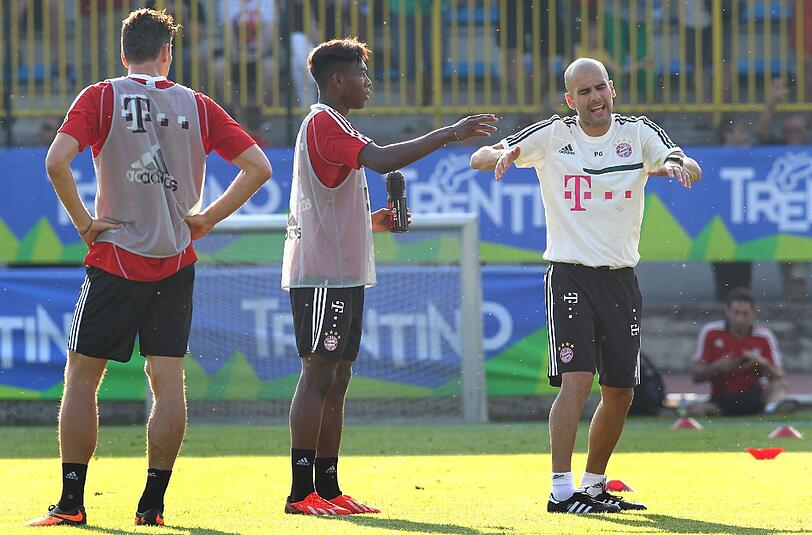 Pep Guardiola (re.), David Alaba und Mario Gomez.Der FC Bayern in Riva am Gardasse: Sehen Sie hier die ersten Bilder aus dem Trainingslager!