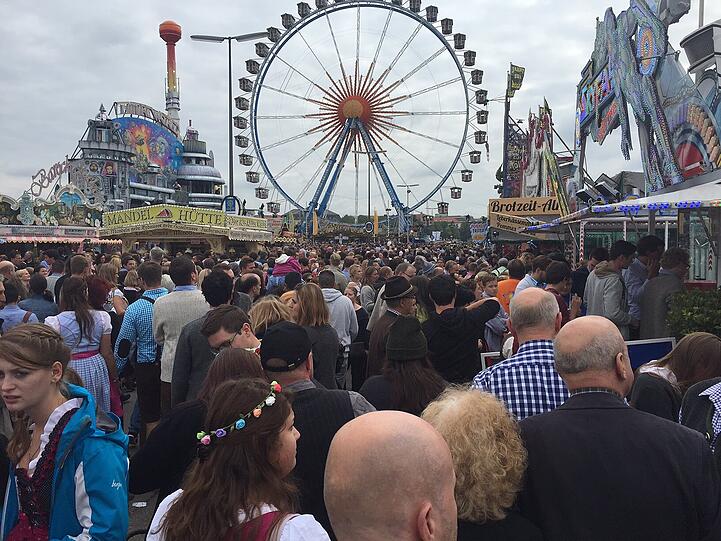 Ein volles Wiesn-Gelände zum Wochenende.