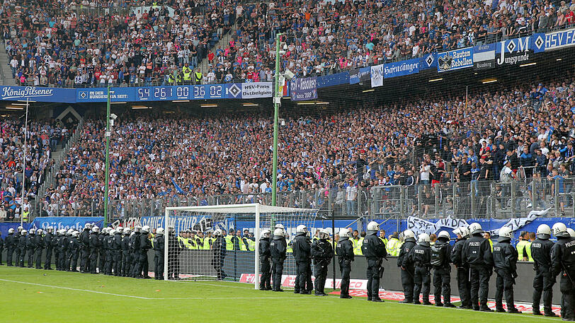 Ausschreitungen nach dem Spiel des Hamburger SV gegen Borussia Mönchengladbach. Die Bilder aus dem Volksparkstadion.