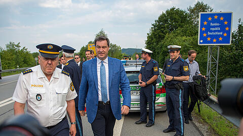 Bayerns Ministerpräsident Markus Söder (CSU) am Grenzübergang Kirchdorf an der deutschen Staatsgrenze.