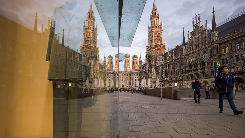 Das Rathaus und die Frauentürme spiegeln sich in einem Schaufenster. Eine Woche lang galt in der Münchner Fußgängerzone Maskenpflicht. Doch was weiß man eigentlich genau über den Effekt solcher Maßnahmen? Das Rathaus und die Frauentürme spiegeln sich in einem Schaufenster. Eine Woche lang galt in der Münchner Fußgängerzone Maskenpflicht. Doch was weiß man eigentlich genau über den Effekt solcher Maßnahmen?