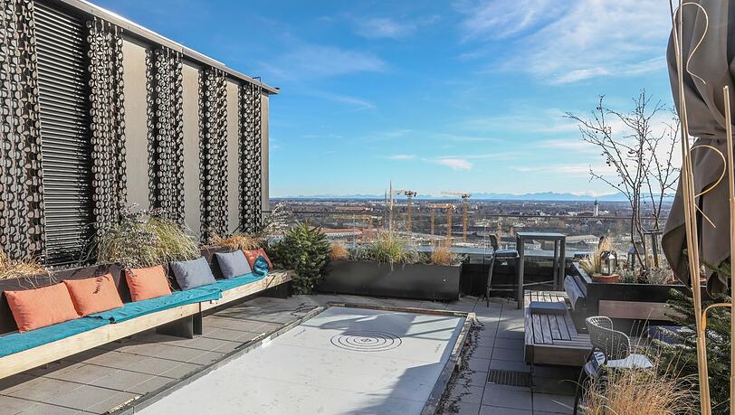 Geheimtipp: Auf der Dachterrasse des Restaurants Fitzroy am Ostbahnhof hat man beim Spielen einen wunderbaren Ausblick auf die Alpen. Geheimtipp: Auf der Dachterrasse des Restaurants Fitzroy am Ostbahnhof hat man beim Spielen einen wunderbaren Ausblick auf die Alpen.