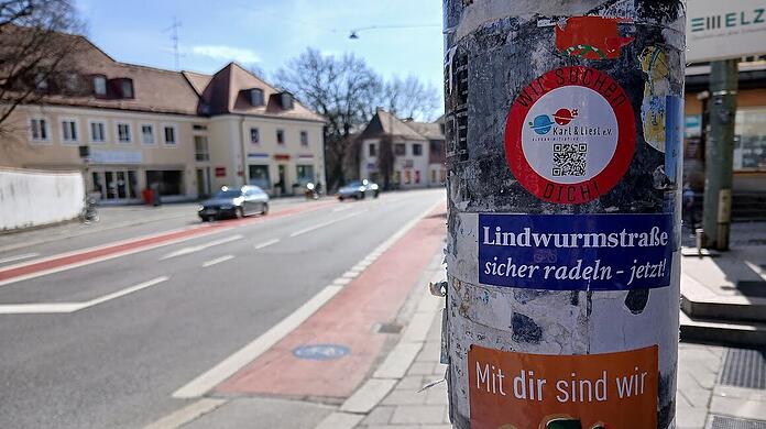 Großes Thema im Viertel: Lindwurmstraßen-Protest auf einem Aufkleber in Sendling dieser Tage.