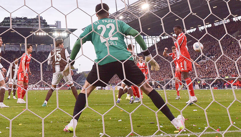 Bayerns Angreifer wirbeln im Strafraum des FC St. Pauli, w&auml;hrend Torh&uuml;ter Nikola Vasilj vergeblich den &Uuml;berblick sucht &ndash; am Millerntor f&auml;llt das historische Rekordtor auf dem Weg zur neuen Bestmarke.