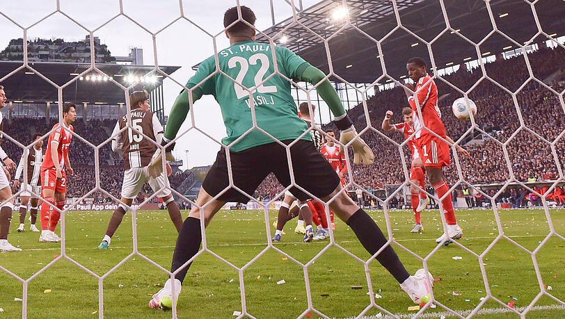 Bayerns Angreifer wirbeln im Strafraum des FC St. Pauli, w&auml;hrend Torh&uuml;ter Nikola Vasilj vergeblich den &Uuml;berblick sucht &ndash; am Millerntor f&auml;llt das historische Rekordtor auf dem Weg zur neuen Bestmarke.