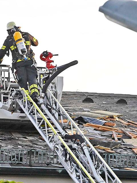 Am Samstag geriet ein Dachbereich der Kirche St. Helena in Untergiesing-Harlaching in Brand.