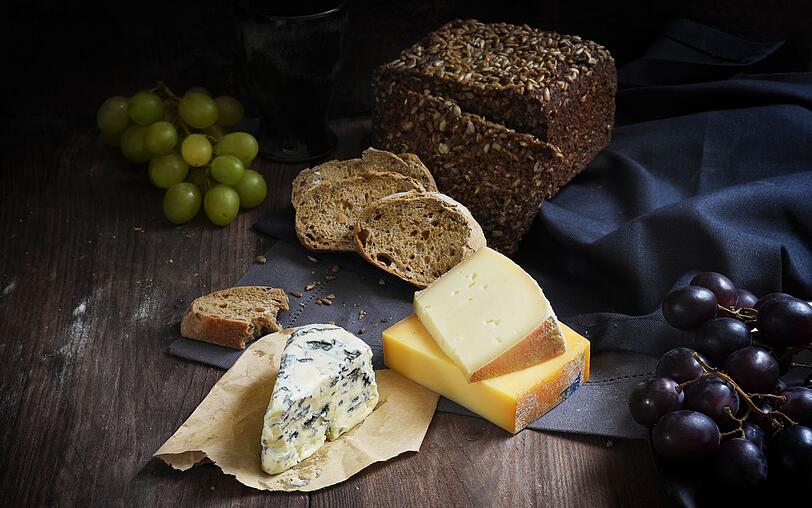 Die Augen waren wieder gr&ouml;&szlig;er als der Magen oder die G&auml;ste hatten doch nicht so viel Appetit wie gedacht? Nun steht die liebevoll angerichtete, aber doch nur noch halbvolle K&auml;seplatte im K&uuml;hlschrank. Dazu kommt das alte Brot, das auch immer h&auml;rter und h&auml;rter wird. Dann kommt das folgende Rezept genau zur richtigen Zeit ...