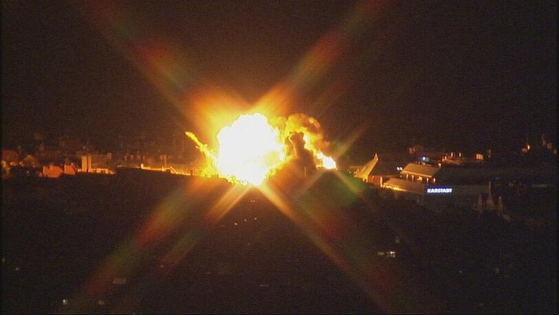 Zerstörte Schaufenster, Glassplitter, Feuer, Rauch: Nach Sprengung des 250 Kilogramm schweren Blindgängers in der Schwabinger Feilitzschstraße geht es drunter und drüber, Rettungsfahrzeuge brausen durch Schwabing. Gegen Mitternacht meldet die Feuerwehr, die Bränder seien unter Kontrolle. Laut Polizei wurde niemand verletzt.