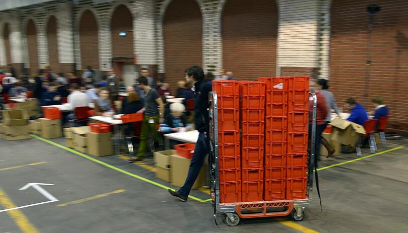 Bilder von der Stimmenauszählung in Berlin.