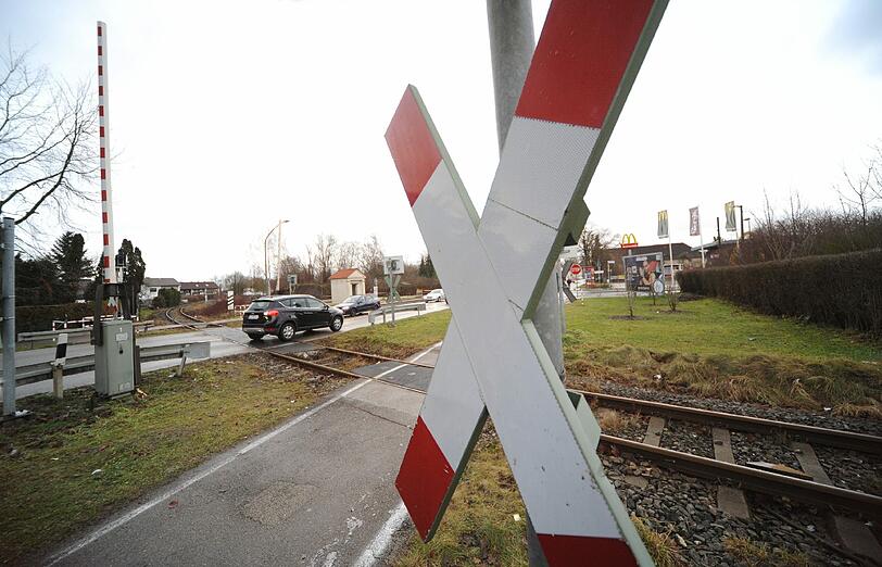 Die Lokführerin rettete durch ihr beherztes Eingreifen dem Autofahrer das Leben. (Symbolbild)