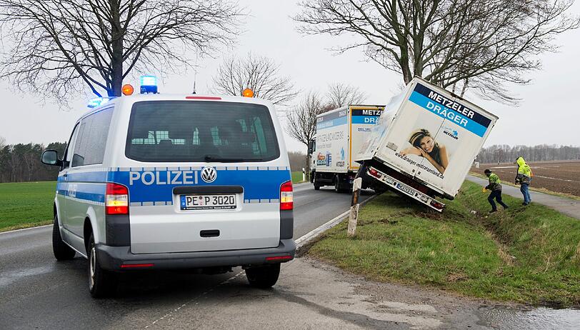 Dieser LKW war Schuld, dass ein Auto im Landkreis Peine im Graben landete.