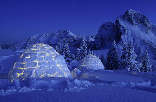 Eine Nacht im selbstgebauten Iglu verbingen - mit Blick auf den verschneiten Aggenstein.
