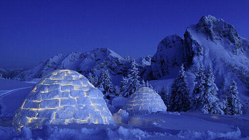 Eine Nacht im selbstgebauten Iglu verbingen - mit Blick auf den verschneiten Aggenstein. Eine Nacht im selbstgebauten Iglu verbingen - mit Blick auf den verschneiten Aggenstein.