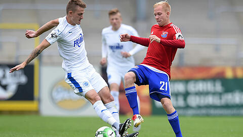 Lottes Nico Neidhart im zweikampf mit Hachings Sascha Bigalke (rechts).
