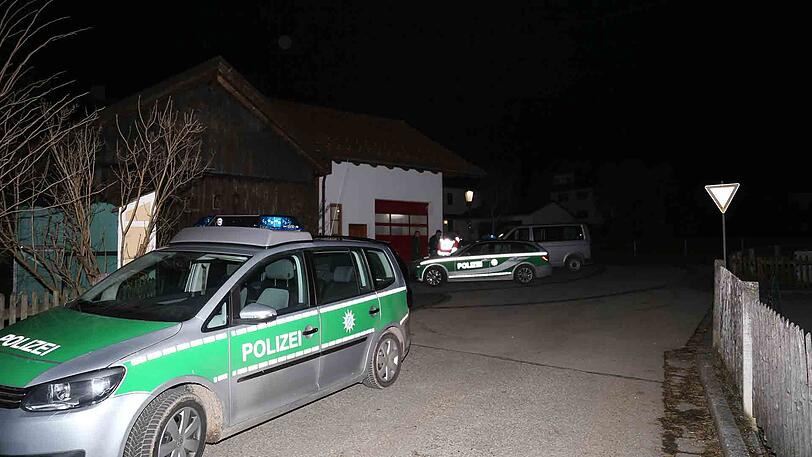 Bilder vom Sonntagabend: Siegfried Rauch sackt am Sonntag in seinem Wohnort Obersöchering südlich von München zusammen und fällt anschließend eine Treppe hinab. Der Sturz war nicht todesursächlich. Die Obduktion des Leichnams ergab: Herzversagen.