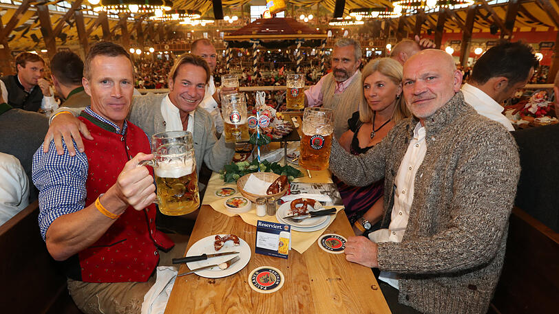 Die Legenden des FC Bayern ließen es sich im Winzerer Fahndl schmecken.