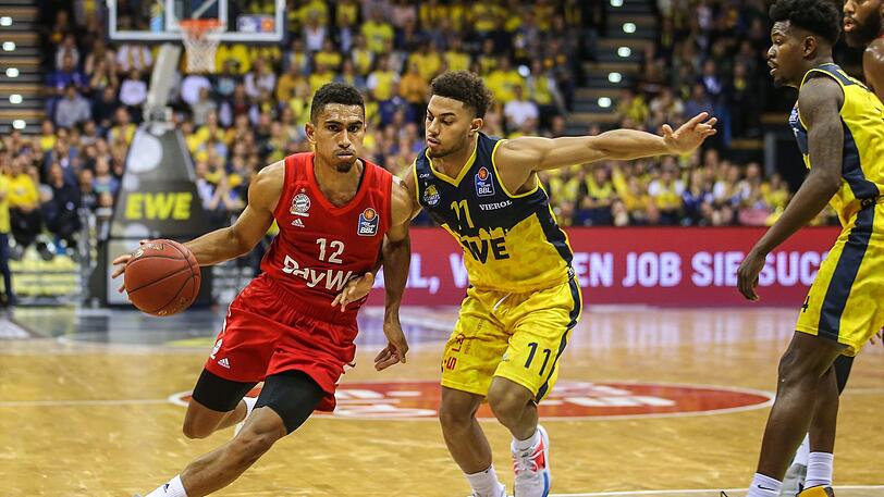 Bayerns Maodo Lo geht an Kevin Mc Clain vorbei.