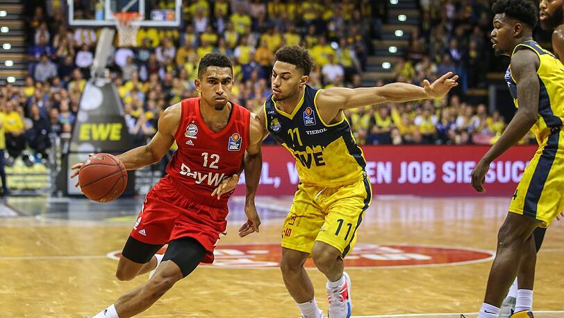 Bayerns Maodo Lo geht an Kevin Mc Clain vorbei. Bayerns Maodo Lo geht an Kevin Mc Clain vorbei.