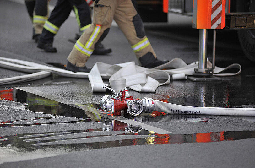 Die Feuerwehr konnte den Brand schnell löschen. Die Ermittler vermuten eine gezielte Brandstiftung. (Symbolbild)