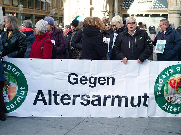 Demonstranten der Gruppierung "Fridays gegen Altersarmut" halten bei einer Kundgebung ein Transparent mit der Aufschrift "Gegen Altersarmut". Foto: Lena Voelk/dpa