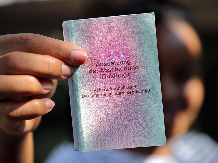 Bei einer Duldung verzichtet der Staat etwa aus humanitären oder praktischen Gründen auf eine Abschiebung.