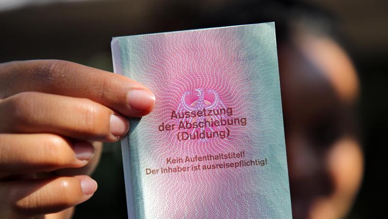 Bei einer Duldung verzichtet der Staat etwa aus humanitären oder praktischen Gründen auf eine Abschiebung. Bei einer Duldung verzichtet der Staat etwa aus humanitären oder praktischen Gründen auf eine Abschiebung.