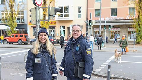 Silvia Faber und Hans-Peter Wolk gehen beide schon seit mehreren Jahren in Schwabing auf Streife. Sie wissen, wo es in ihrem Viertel Probleme geben kann.