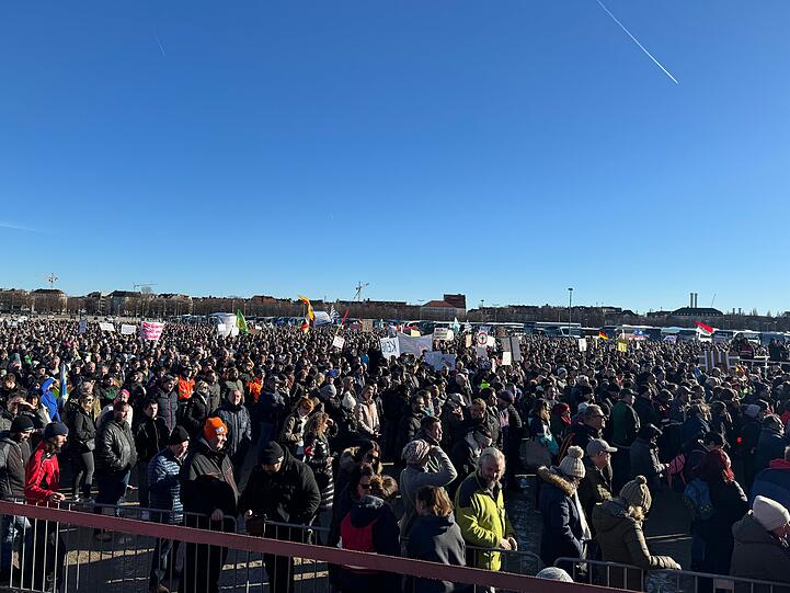 Eine gut gefüllte Theresienwiese – und dennoch weit weniger Teilnehmer als angekündigt.