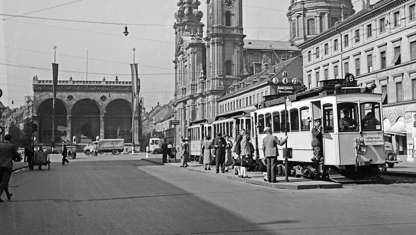 Der Odeonsplatz mit der Feldherrnhalle und der Theatinerkirche in den 1930er Jahren, inklusive Tram nach Schwabing.