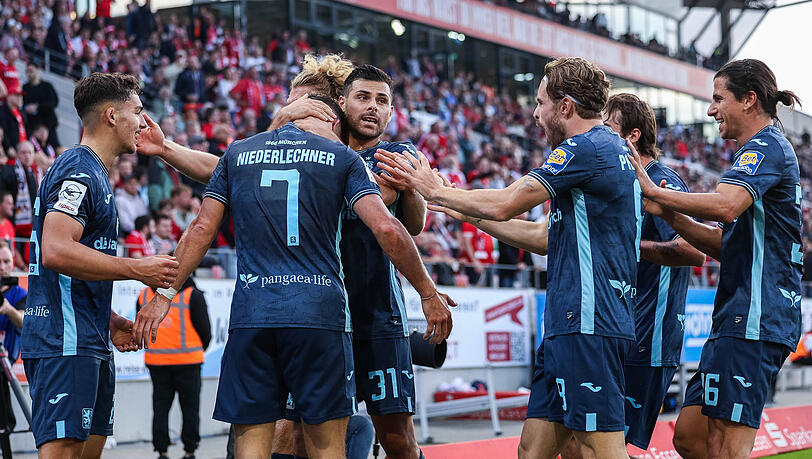 Die Löwen bejubeln den Treffer von Florian Niederlechner zum 1:1-Ausgleich im Auftaktspiel bei Rot-Weioss Essen