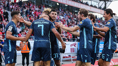 Die Löwen bejubeln den Treffer von Florian Niederlechner zum 1:1-Ausgleich im Auftaktspiel bei Rot-Weioss Essen