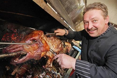 Udo Willmitzer grillt jeden Tag einen Sau namens "Elvira" _ und serviert die Portion für 4,50 Euro.