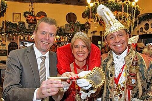 Die Tollitäten Susan Maria I. (M.) und Michael Wolfgang I. (r.) geben OB Maly den Stadtschlüssel zurück.
